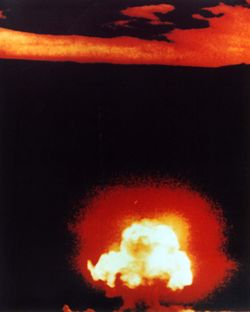 Manhattan-projektin tulos, Plutoniumpommi The Gadget, oli ensimminen rjytetty ydinase