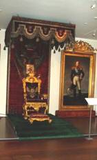 Aleksanteri I:n Porvoossa kyttm valtaistuin kuuluu Suomen kansallismuseon kokoelmiin. Istuimen teetti vuonna 1797 keisari Paavali I. Valtaistuin on valmistettu lehmuksesta. Kuvassa oikealla Aleksanteri I:st esittv maalaus.