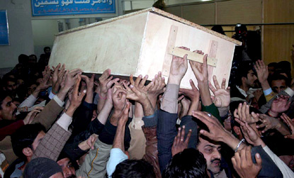 Benazir Bhutton kannattajat kantavat tämän arkkua sairaalasta Rawalpindissa