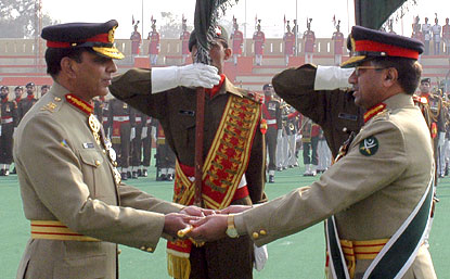 Musharraf ojentaa komentajansauvaa Ashfaq Pervez Kayanille, taustalla sotilas tekee kunniaa