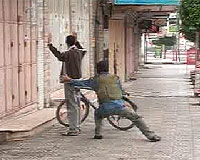 Taistelija tekee tarkastusta Gazan alueella