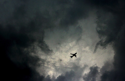 Lentokone myrskypilvien keskellä Ruedersdorfin yläpuolella Saksassa.