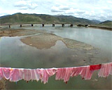 Keltainen joki ja vaaleanpunaisia pyykkejä
