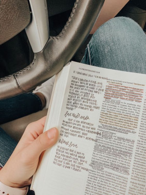 Autossa on mahdollista lukea Raamattua.jpg