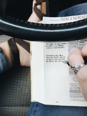 Autossa on mahdollista kirjoittaa muistiinpanoa Raamatun tyhjään reunaan.jpg